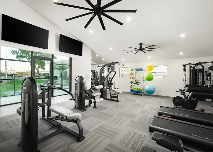 Apartment Near Papago Park With Pool Gym Balcony Wd Parking